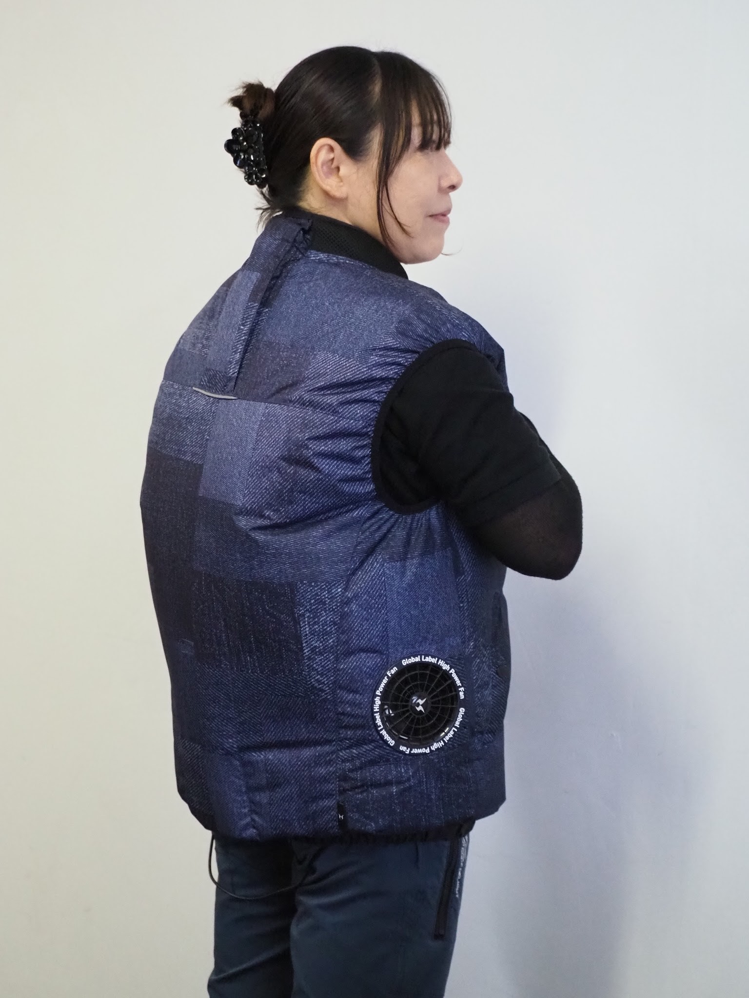 引越作業の現場で活用するファン付きベスト