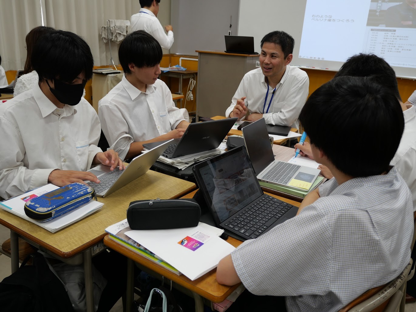 広ト青年協のメンバーと業界のイメージを語り合う参加者（16日）