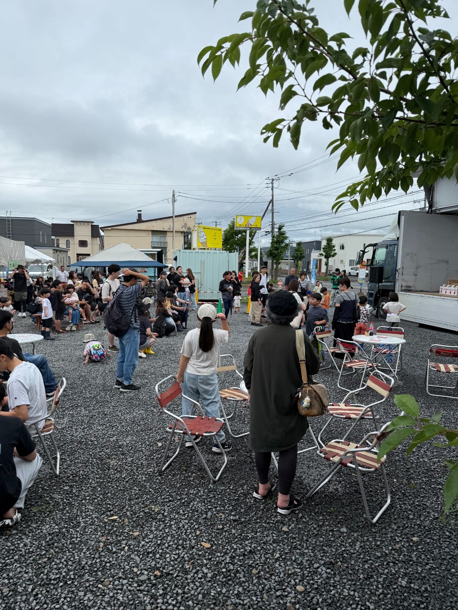 市内の自社保有地で開催