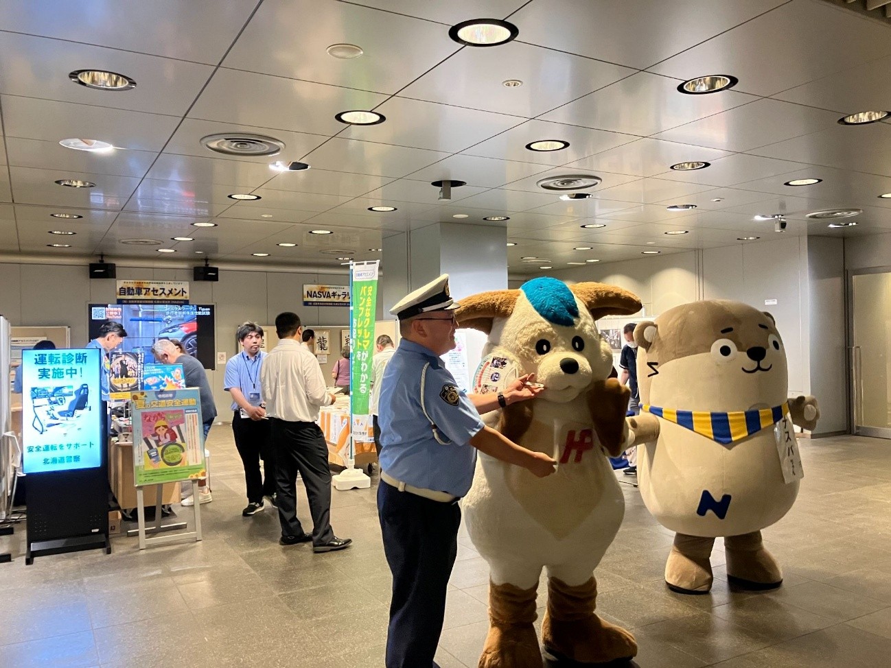 マスコットキャラクターの「ナスバちゃん」、道警シンボルマスコットの「ほくとくん」も登場（14日）