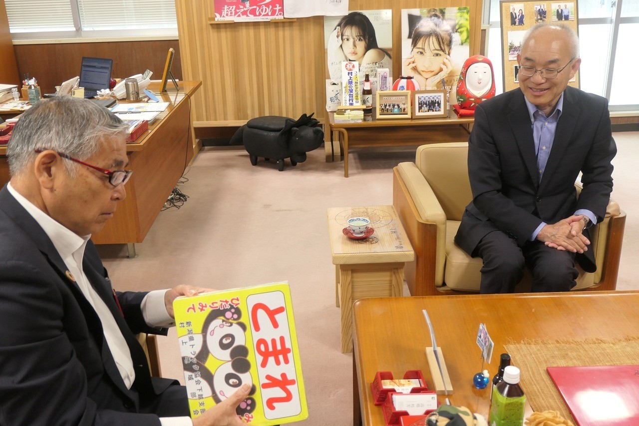 グッズを手にする高橋村上市長㊧と髙橋部会長