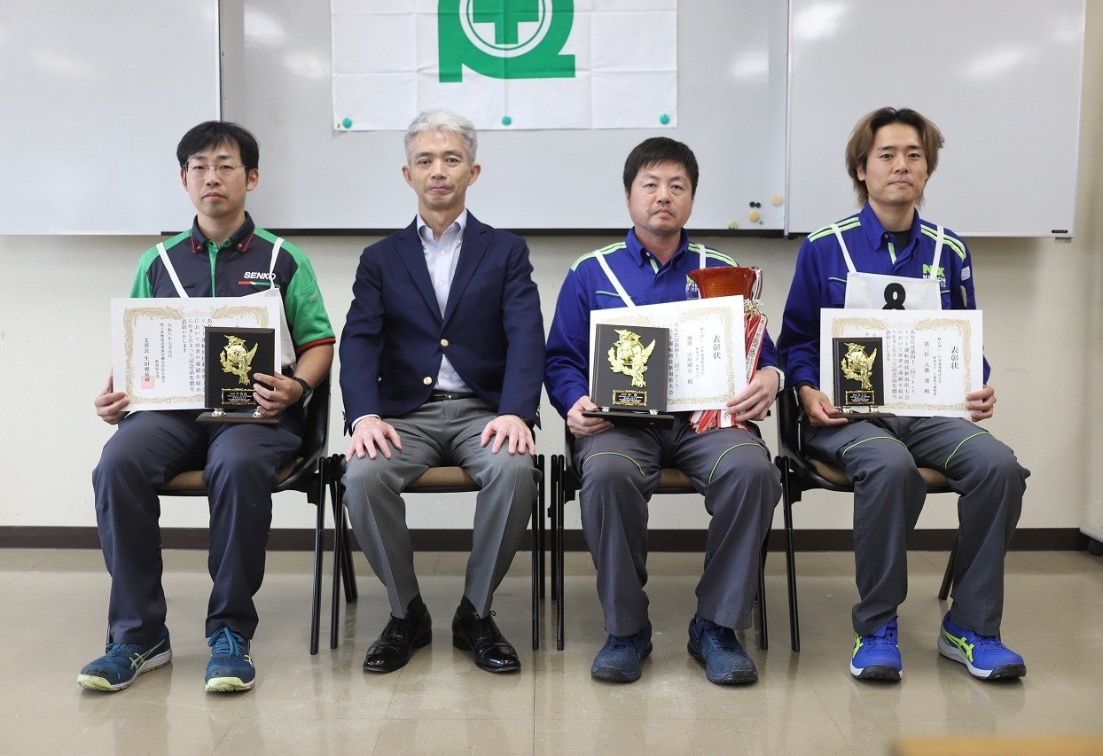 （左から）2位の土田選手、生田支部長、優勝の山崎選手、3位の大瀧選手