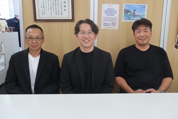 ASUIROの谷本リーダー（中央）と固本社長（右隣）、固本副社長<br>
