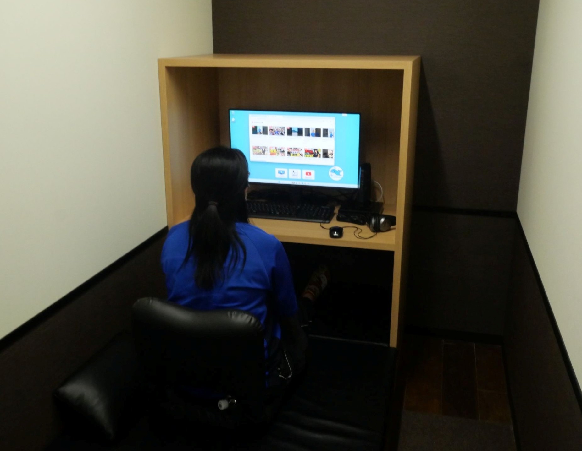 野田支店に設けた個室型休憩室。室内のパソコンで映画などを楽しめる