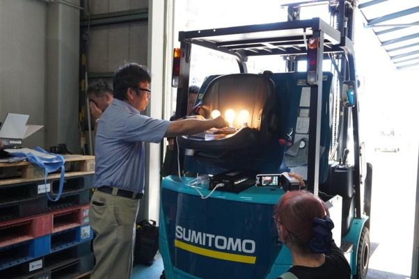電動フォークリフトからインバーターを使用して給電