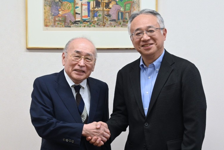 大阪音大の北野理事長㊧と三菱倉庫の向井隆常務執行役員