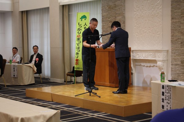 36年間無事故の丸道の鈴川氏㊧を表彰する森屋支部長