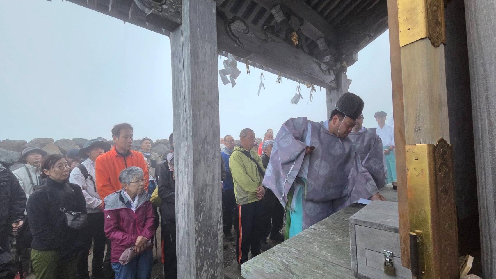 あいにくの天候で濃い霧に包まれながらも無事登頂し、安全祈願（19日）