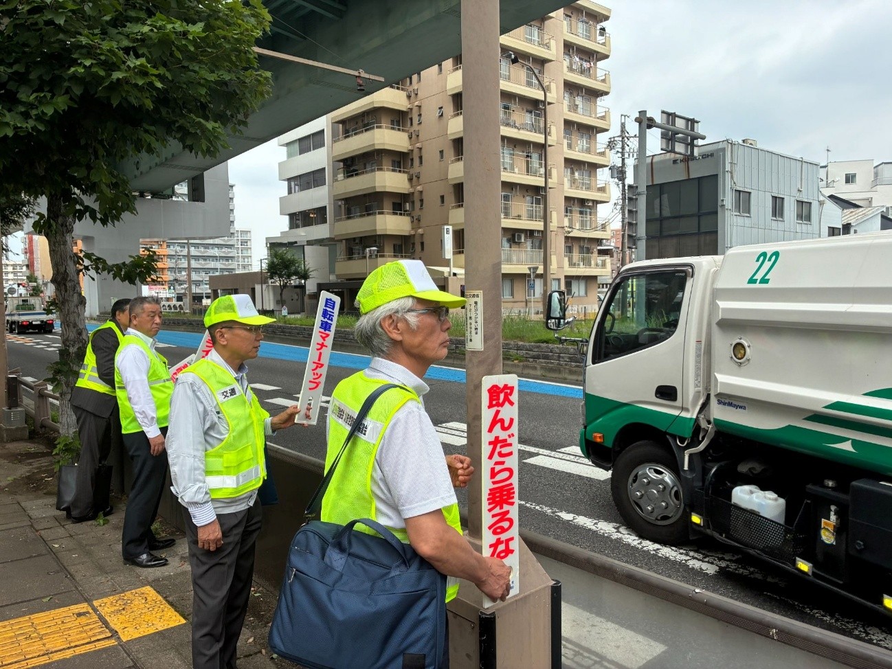 通行車両にサイン板を掲げてアピール