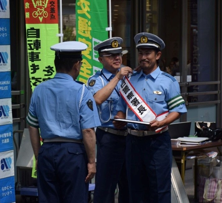 中村署から一日警察署長の委嘱を受ける元中日ドラゴンズ投手の祖父江氏（右端）