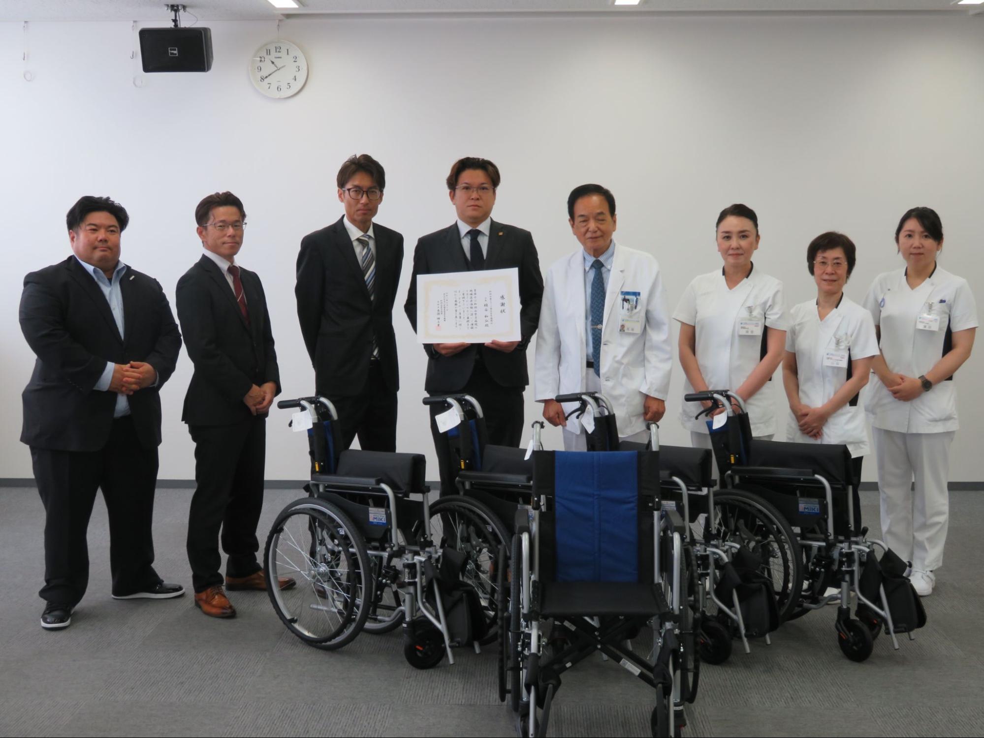 楠谷会長（左から4人目）らが病院を訪問（8日）