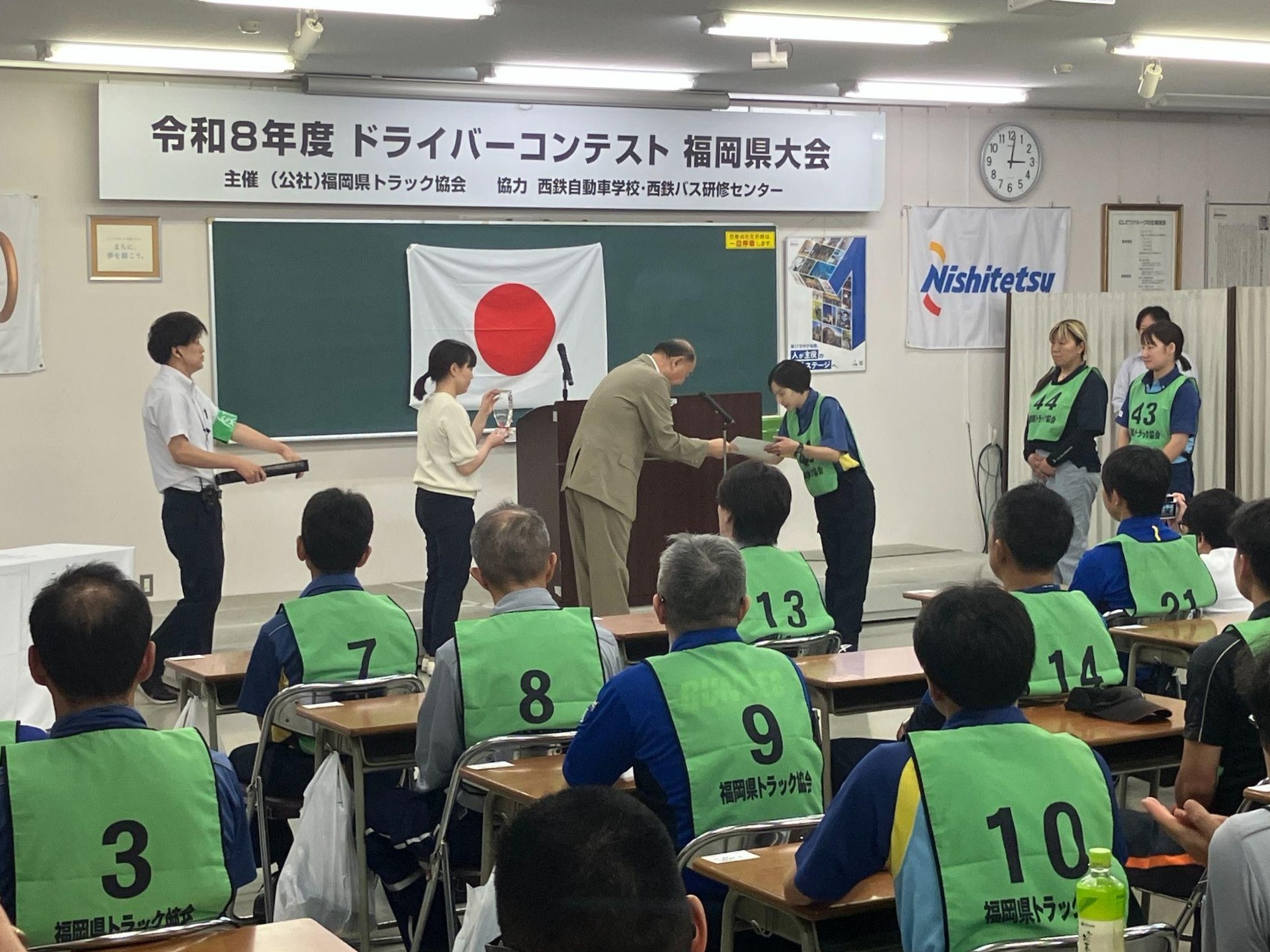 女性部門の優勝者らに表彰状を手渡す二又会長