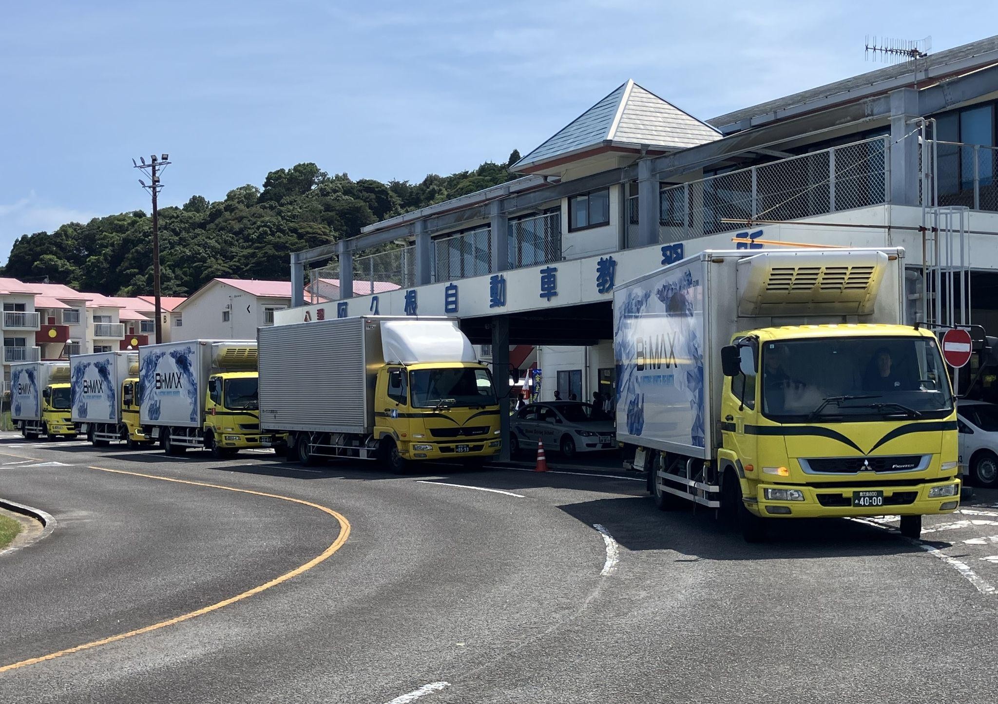 運転競技に出発する参加車両