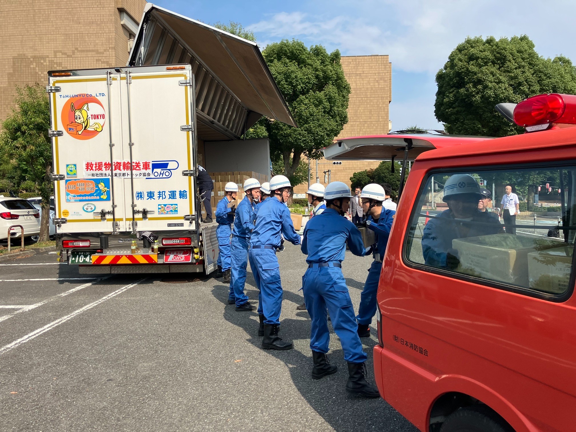 東ト協多摩支部は、熊本県八代市に飲料水やウエットティッシュなどを輸送（31日）<br>