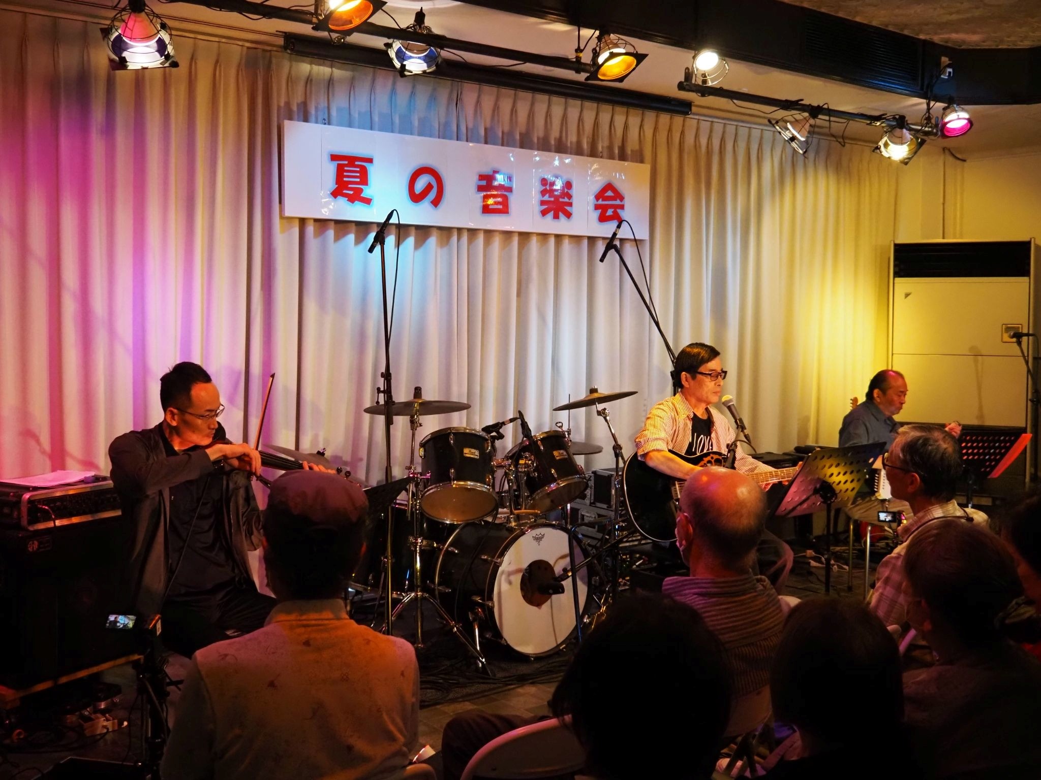 3年前から夏と冬に同社のコミュニティハウスでライブを開催