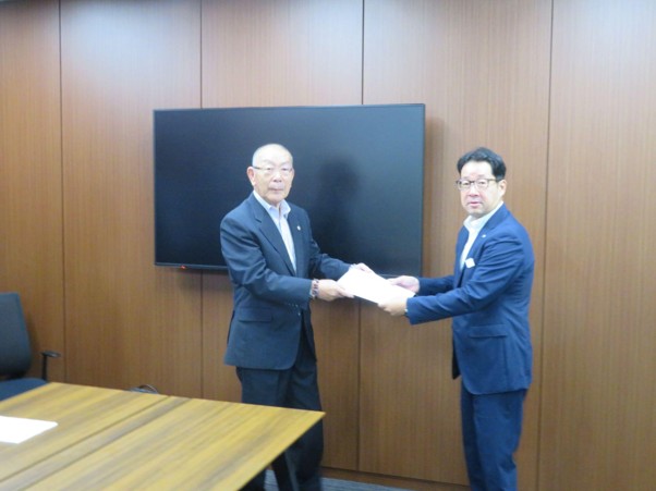 東北電の鈴木資材部長㊨に要望書を提出する栗村会長（28日）