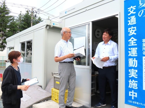 中央支部の藤原支部長（中央）らが事業者を巡回（23日）