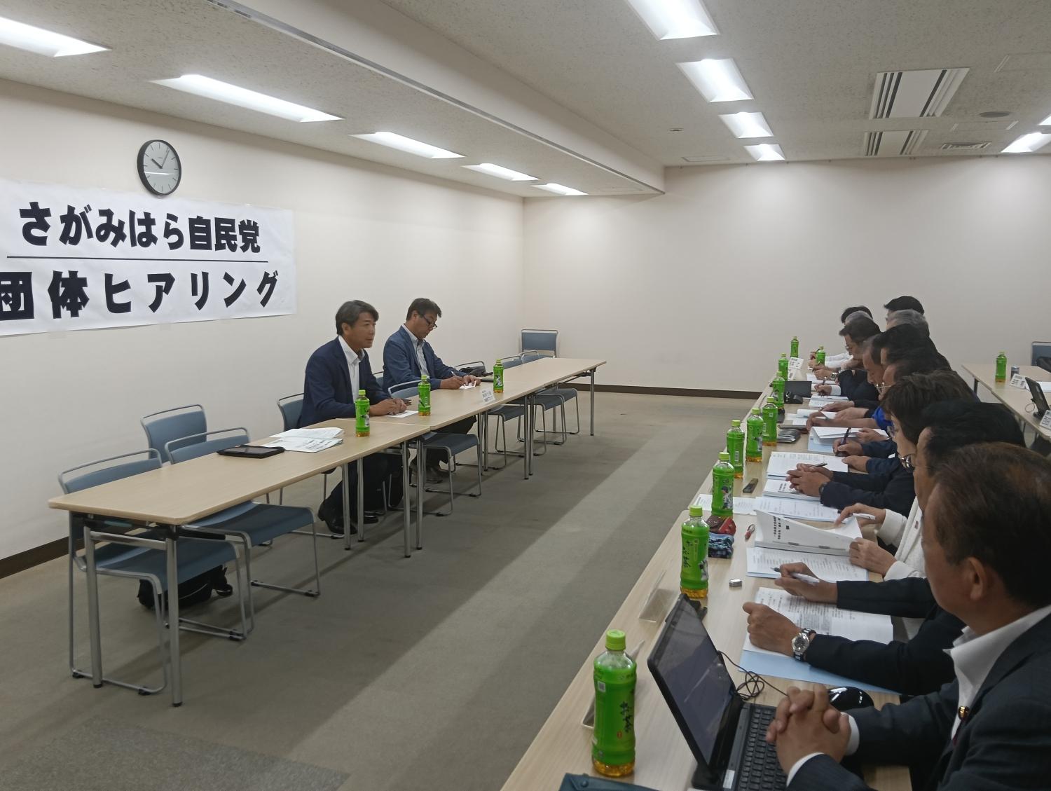 自民議員に要望を申し入れる内村（左手前）、柴﨑の両副ブロック長（27日）