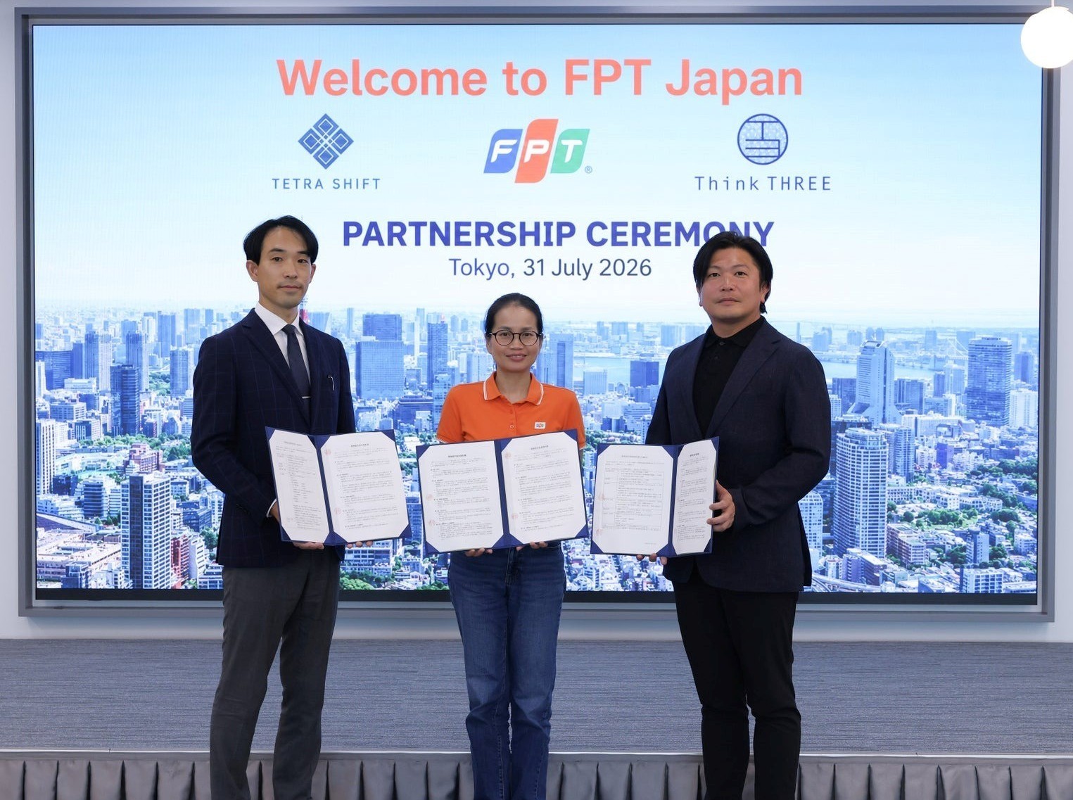 （左から）テトラ・シフトの五十幡共同代表、FPTジャパンHDのファン・ティ・タィン・ホア常務兼最高執行責任者、シンクスリーの祖川社長