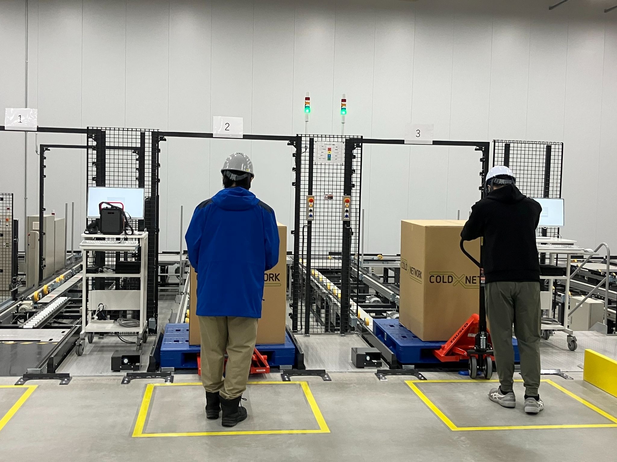 1階から入出庫ラインと垂直搬送機で自動で倉庫に格納