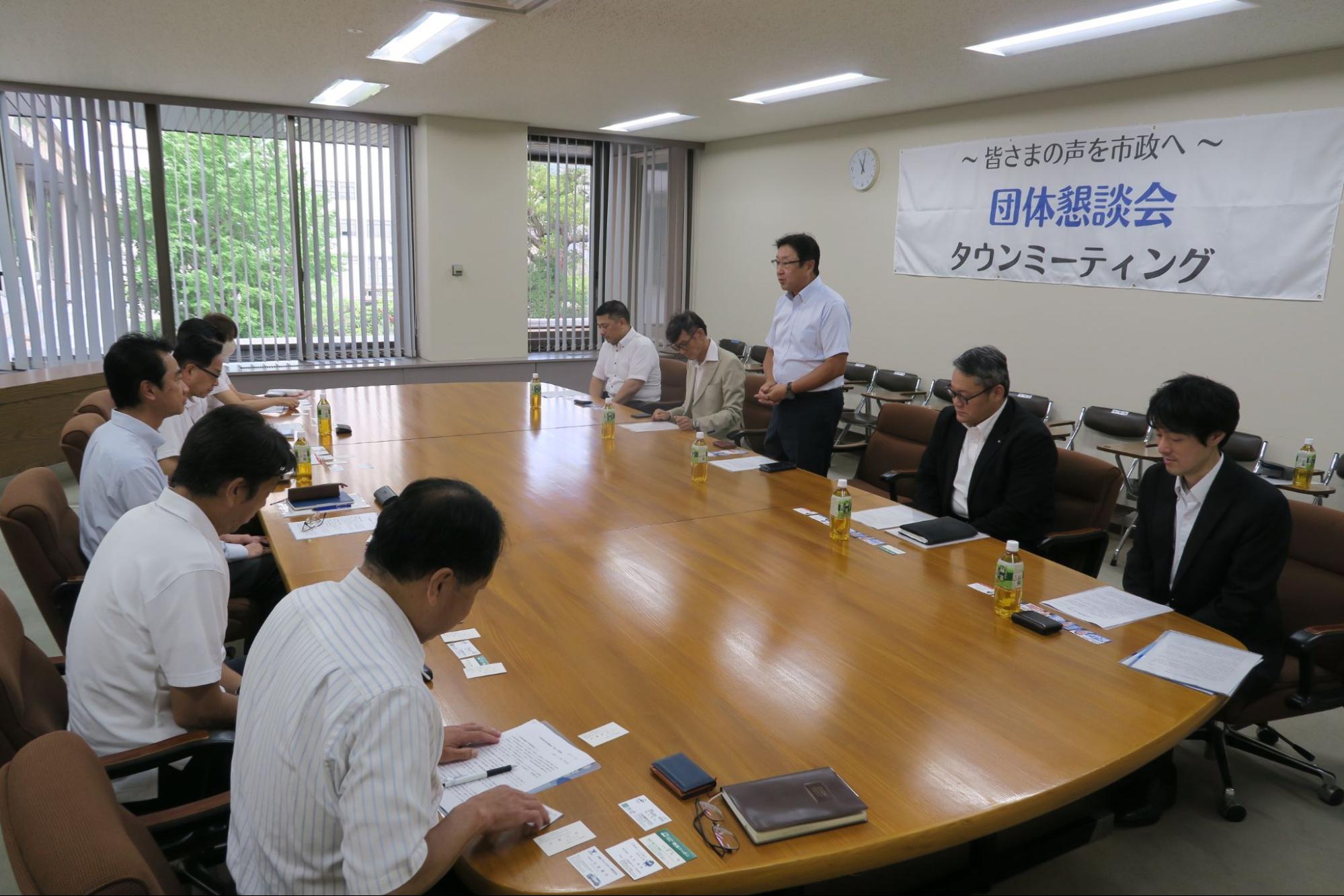 中島支部長らが公明党市議らに支援を要望