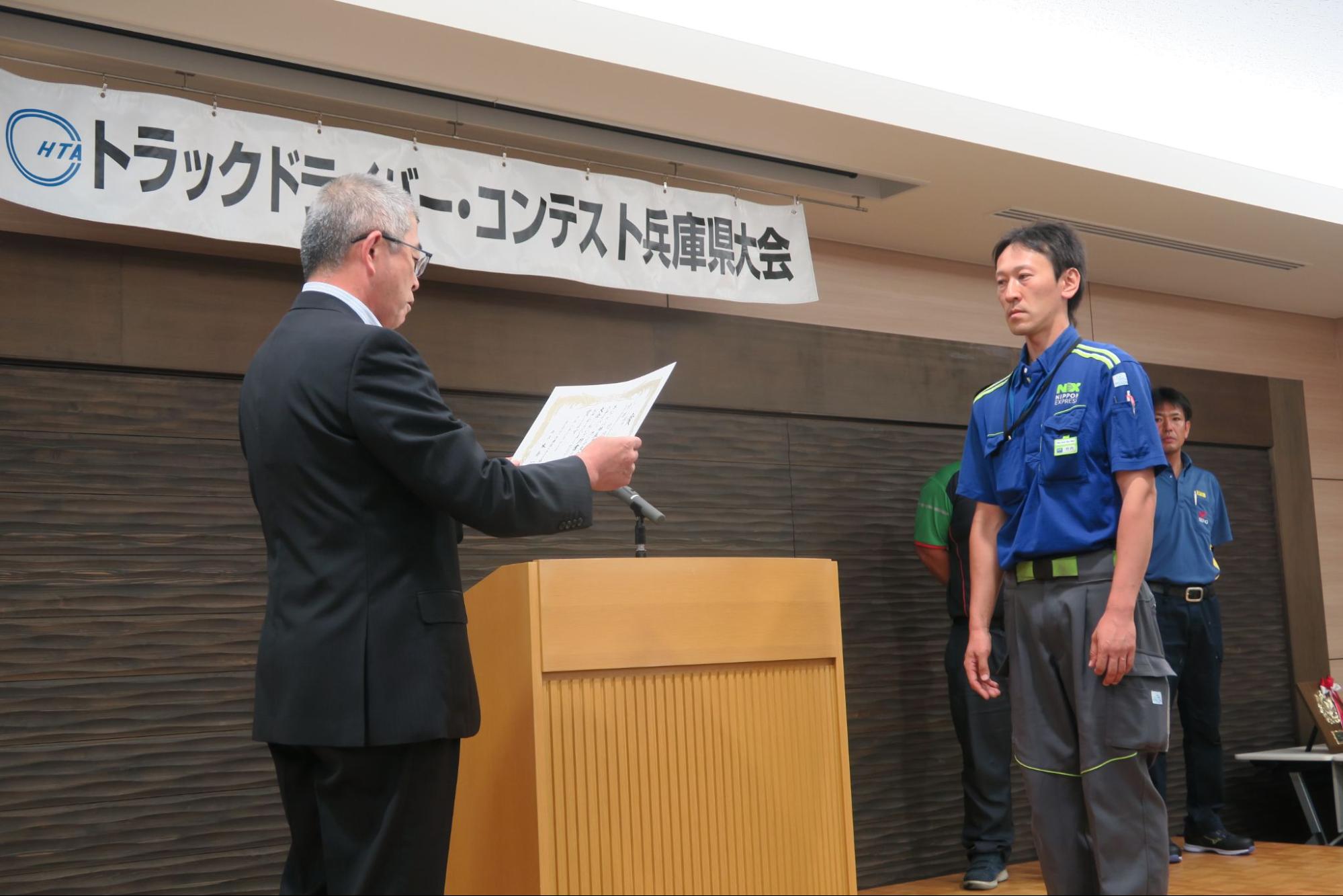 賞状を手渡す木南会長㊧と2トン部門優勝者の竹内選手