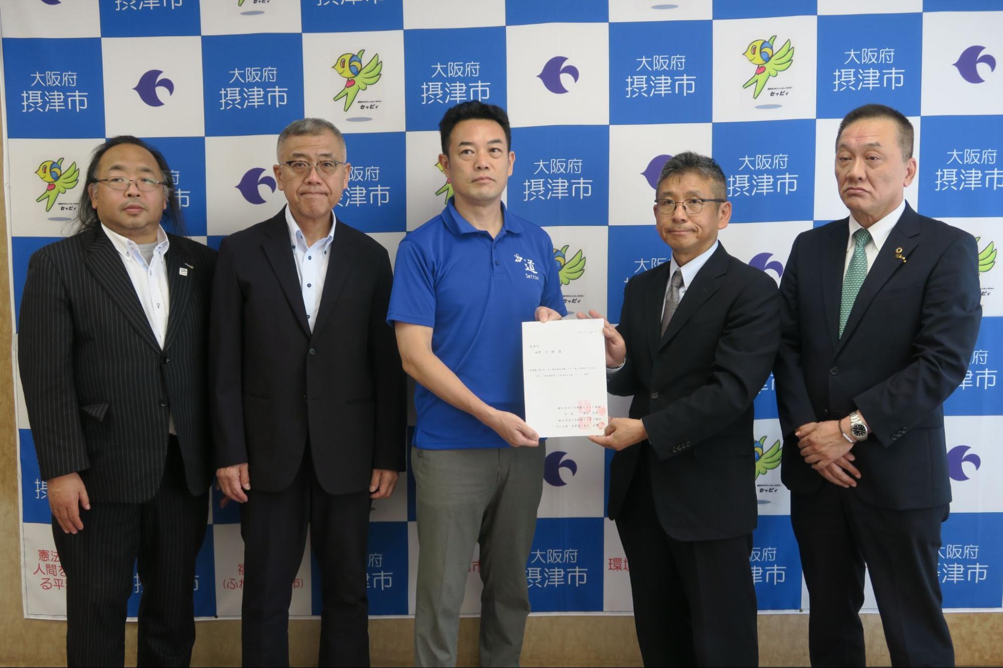 摂津市の嶋野市長（中央）に要望書を手渡す河北支部のメンバーと大ト協の岩井勝彦専務（右端）