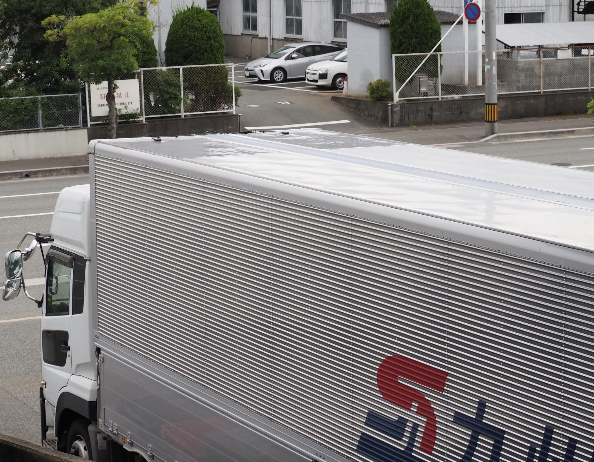 トラック荷台の屋根前方に2枚のパネルを設置