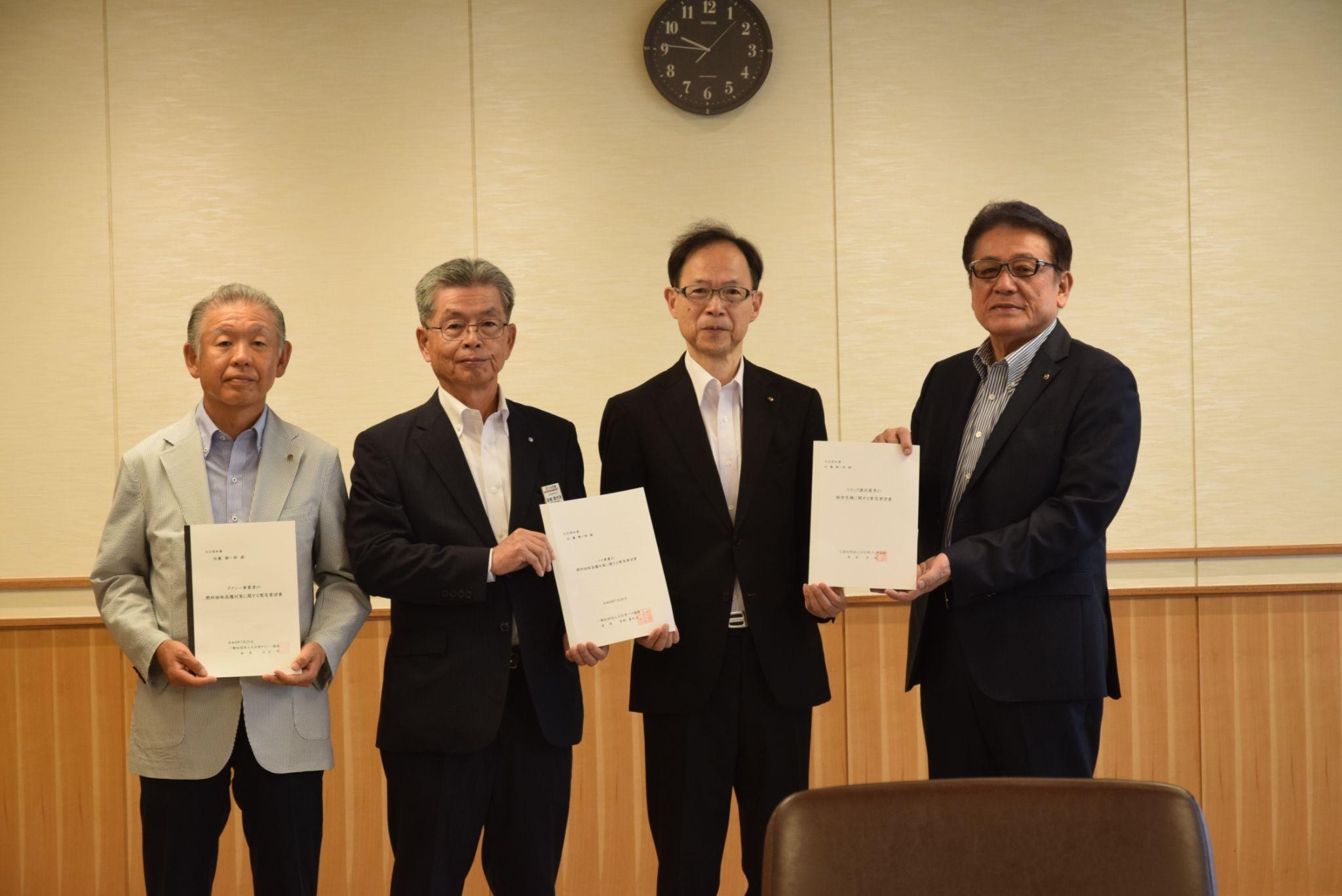 （右から）仲会長、佐藤知事、大分バス協の安部会長、大分タクシー協の山口会長