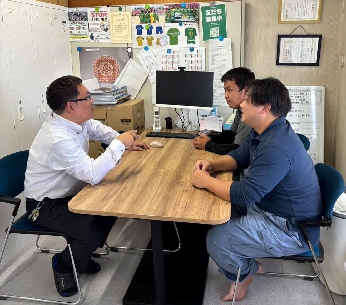 社員と会話する吉田専務㊧