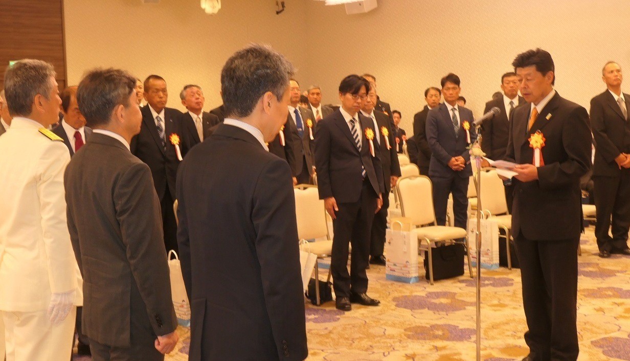 佐橋局長らを前に謝辞を述べる国交大臣表彰受賞の松前海運の本間社長（右端）ら