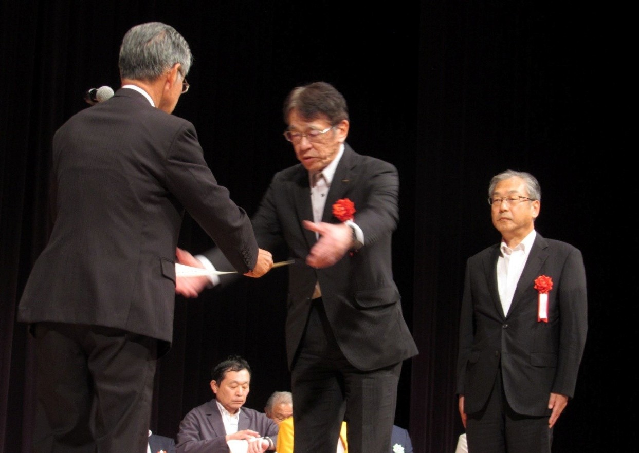 感謝状を受け取る新潟運輸の代表者（中央）