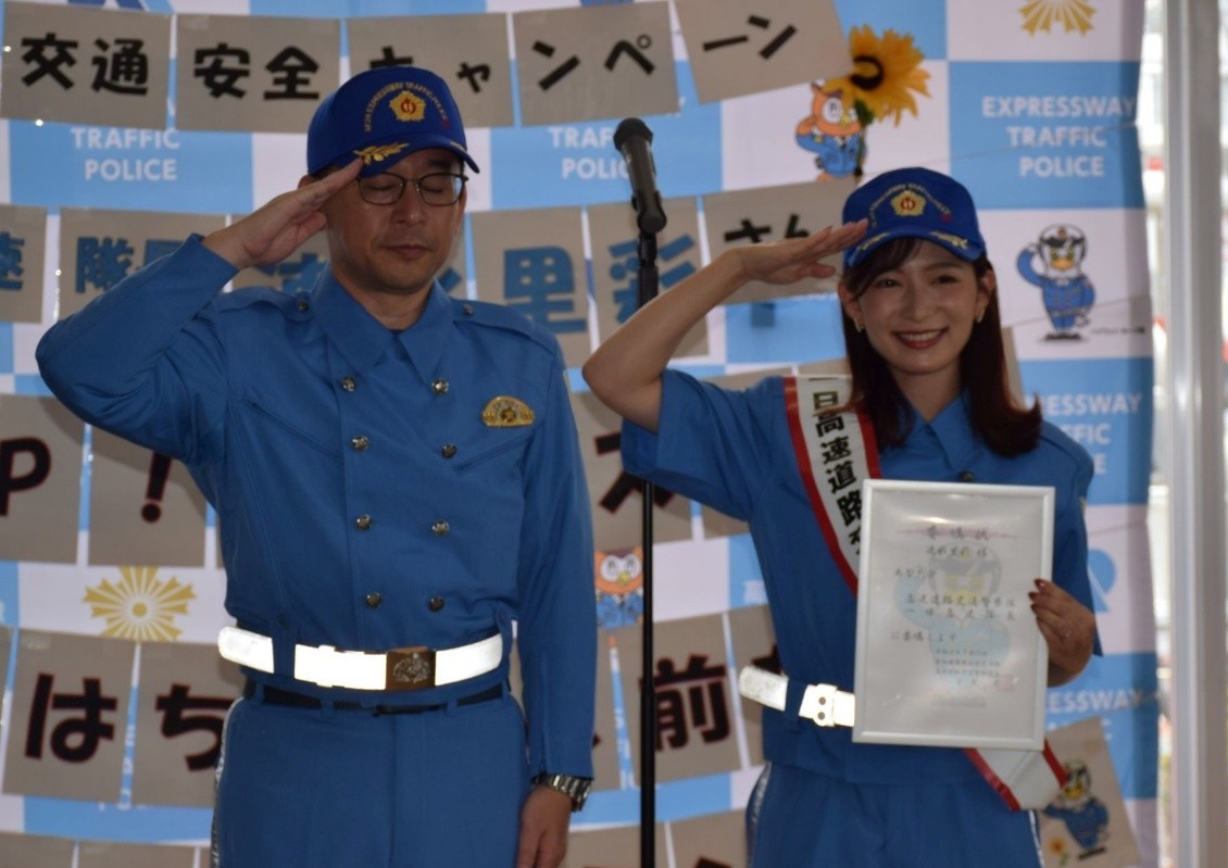 一日高速隊長を務める東海テレビの速水アナ㊨