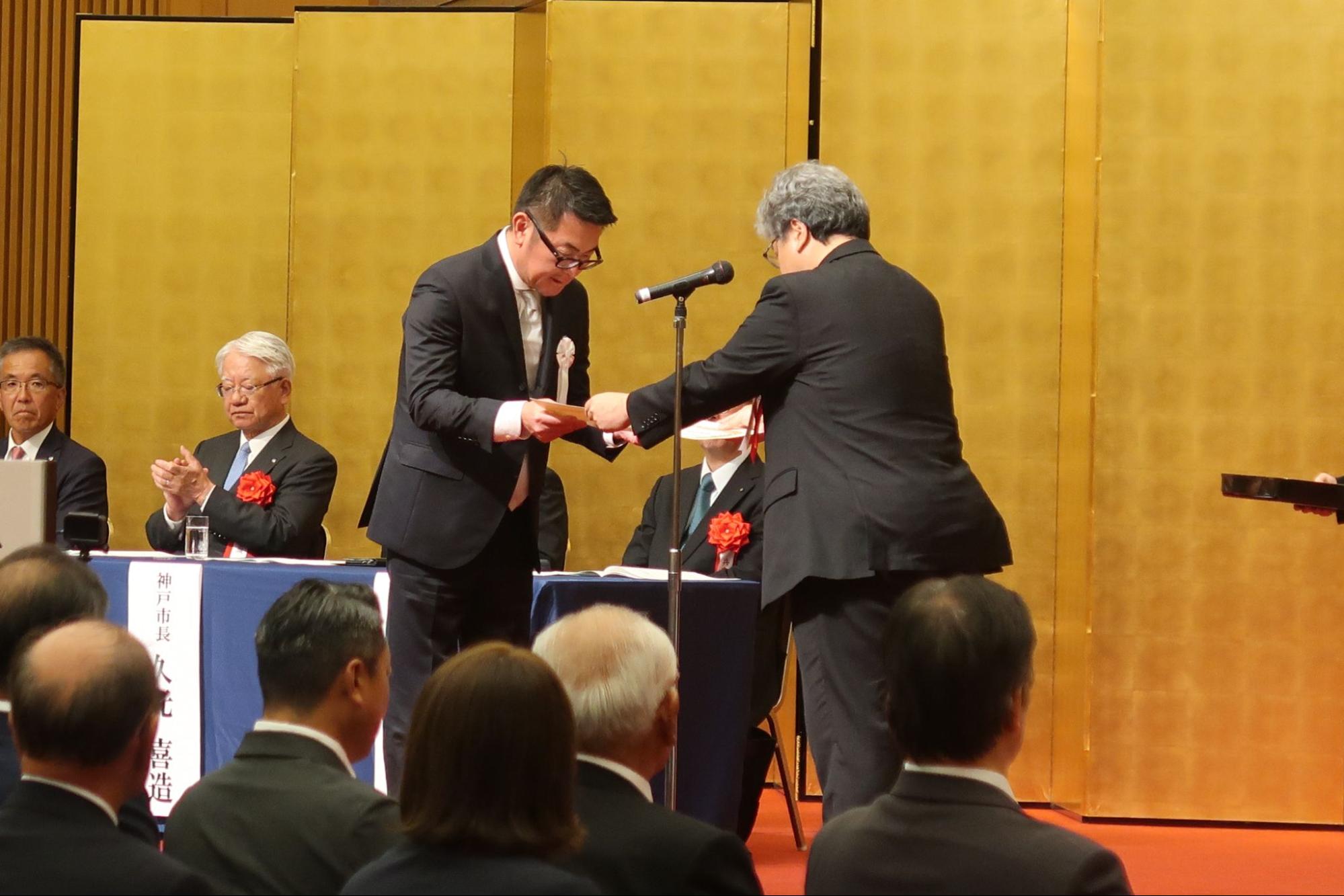 受賞者に表彰状を手渡す小磯運監部長㊨