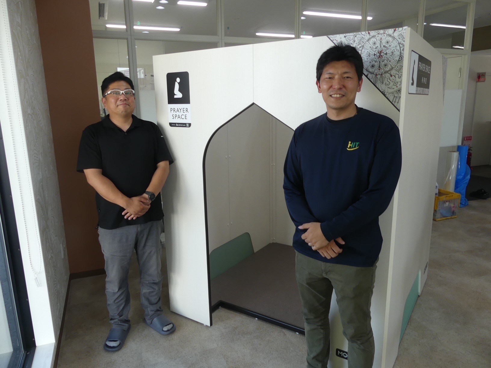 礼拝室の前で瀧本部長㊨、東課長