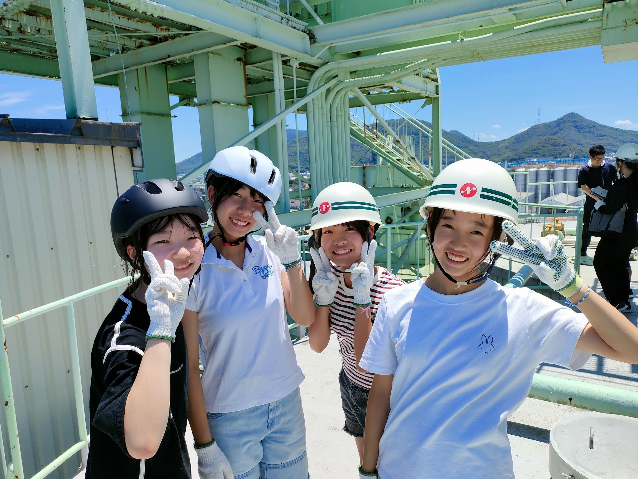 サイロを見学する生徒ら