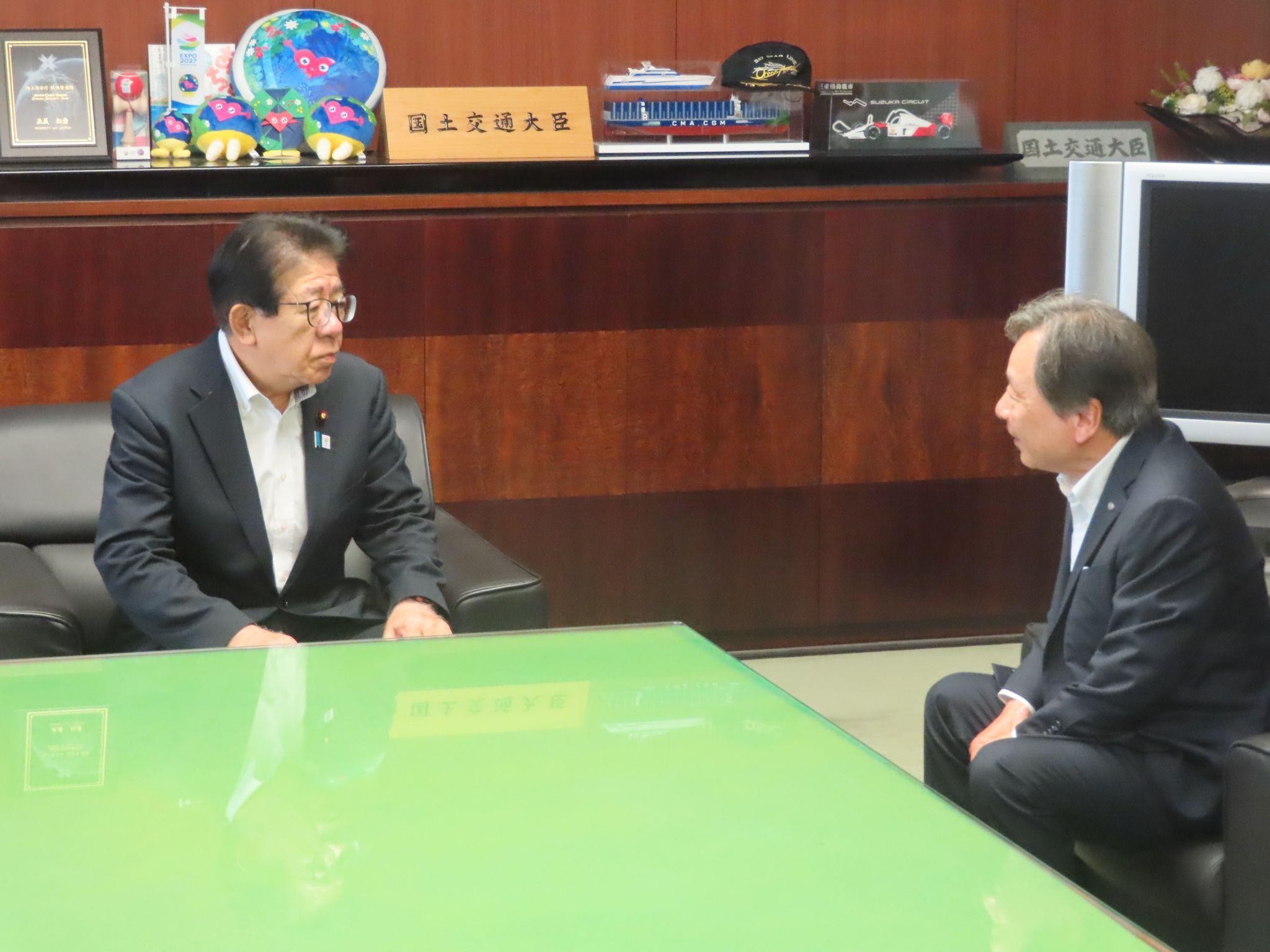 芝村社長㊨に、一日も早い完全復旧に向けて尽力を求める金子国交相