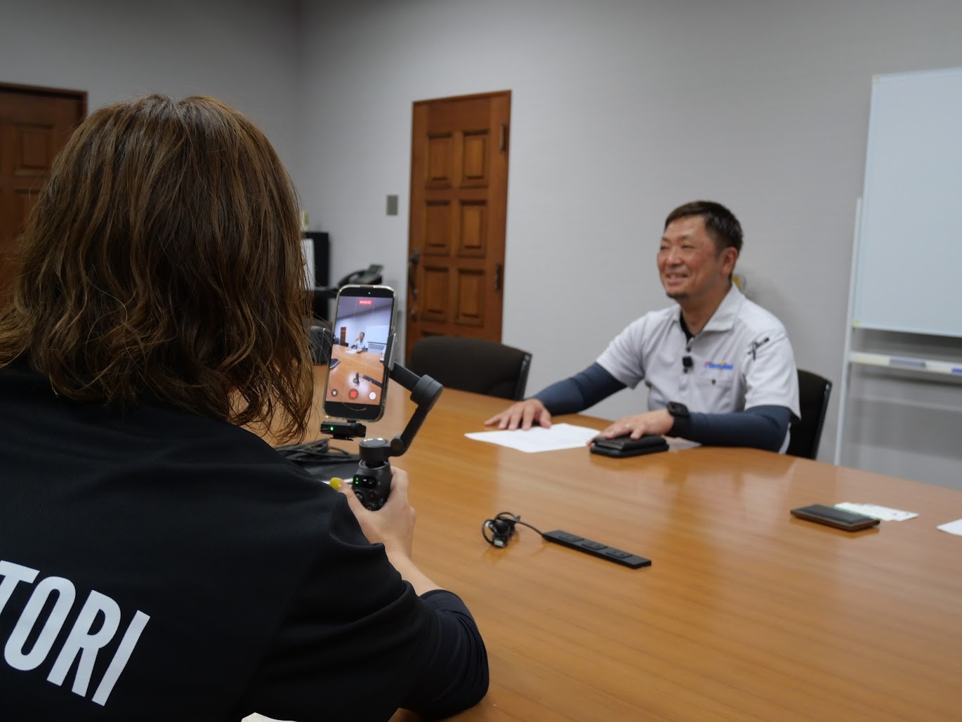 代行会社が撮影や構成、ネタ出しなどを一手に引き受ける（奥は服島社長）