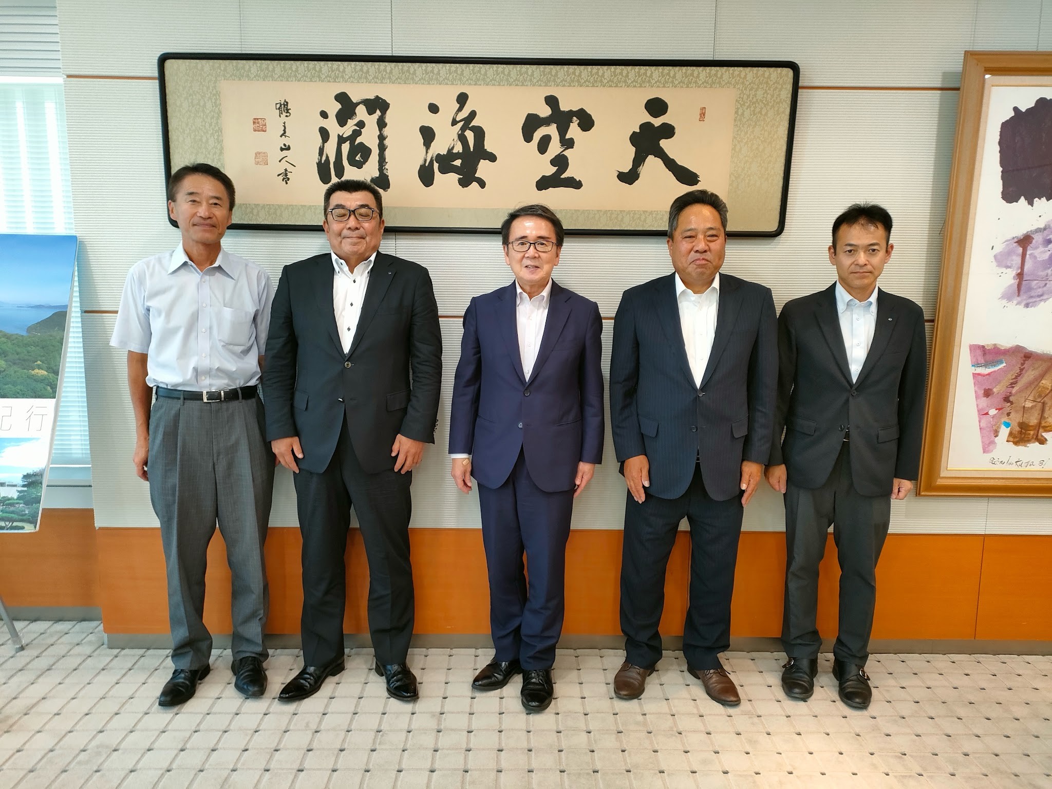 （左から）香倉協の久保田事務局長、長谷川社長、池田知事、越智常務、石川支店長