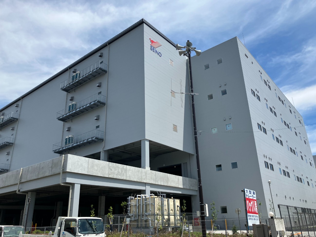 旧市川支店跡地に建設。鉄骨造り5階建てで、延べ床面積は6万1千平方㍍<br>