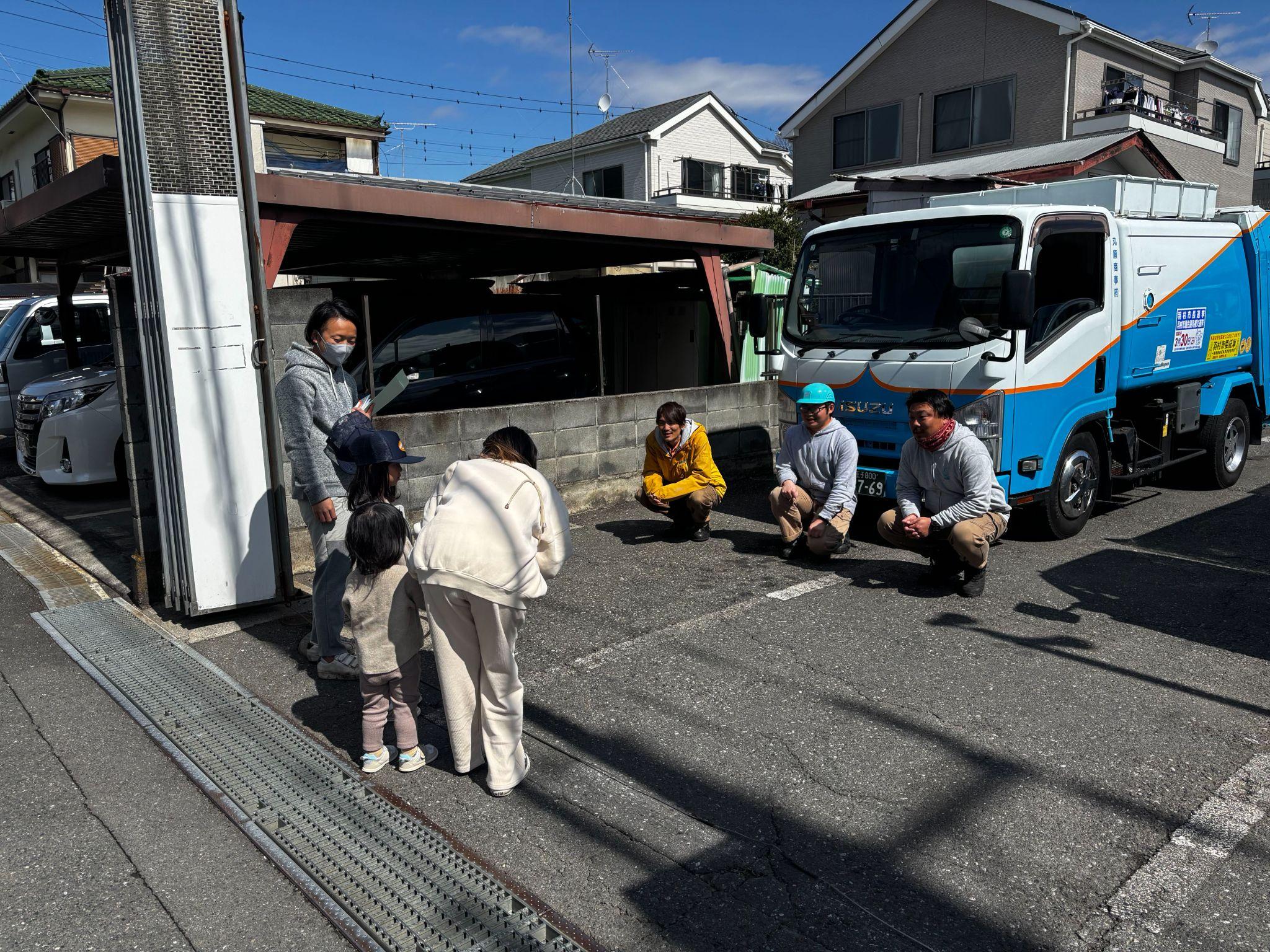 動画に出演していた社員と交流する子どもら<br>
