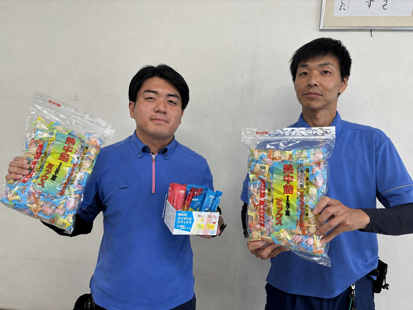 熱中症対策費を活用して購入した塩分補給タブレットなどを手にする社員（ロジテム九州提供）