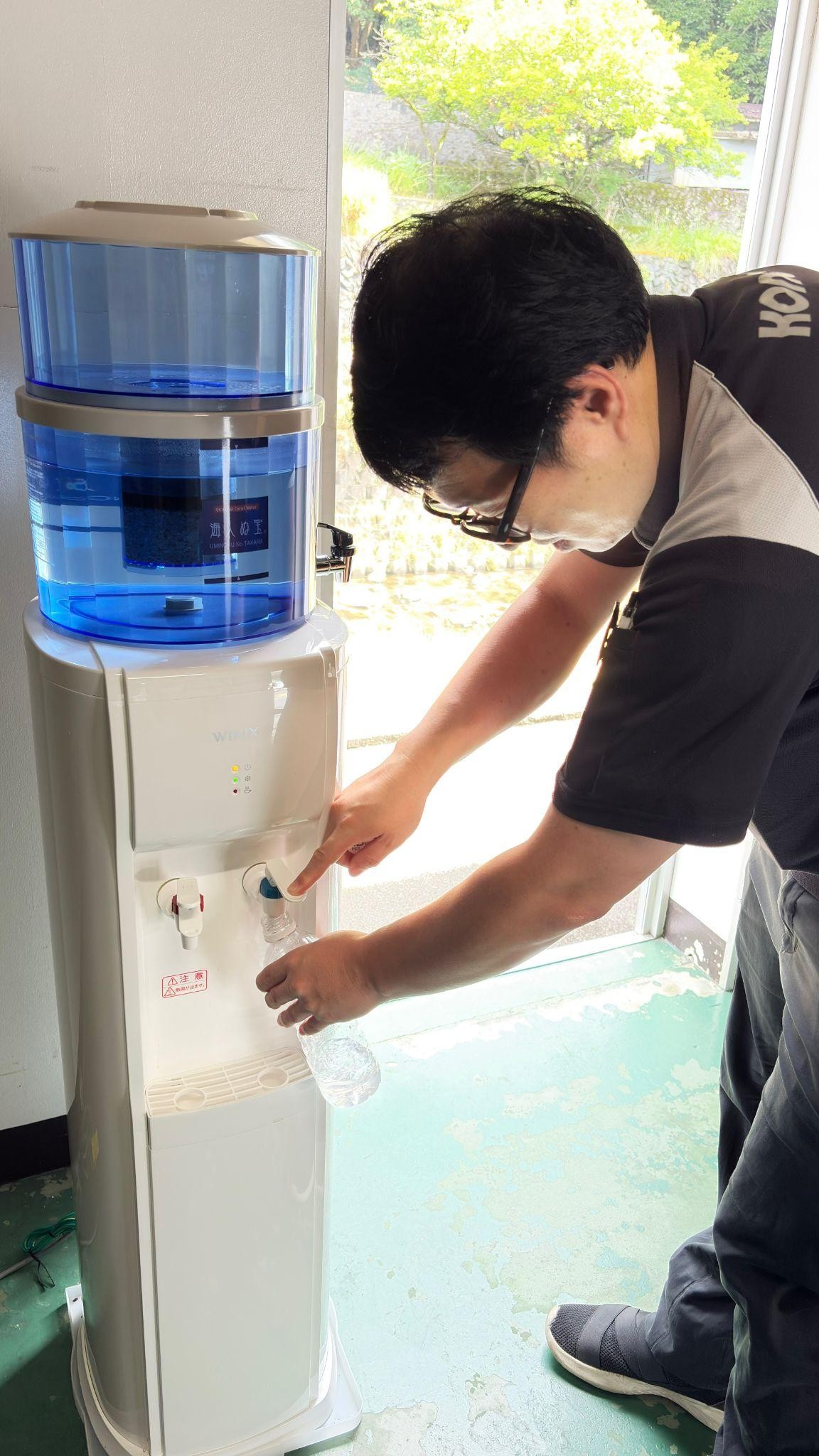 マイボトルに給水する社員