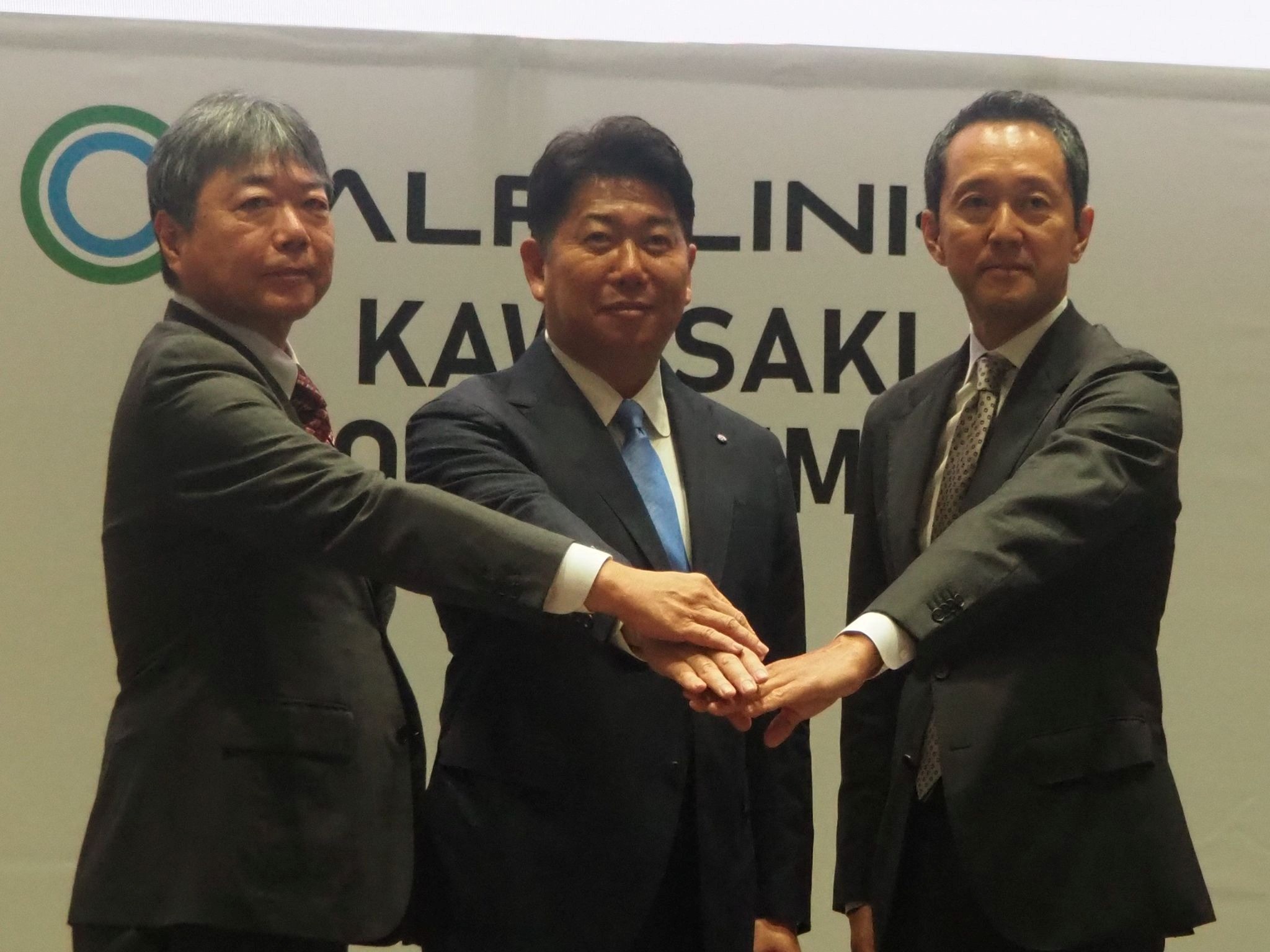 （左から）JFEホールディングスの岩山専務、福田紀彦川崎市長、GLPの帖佐社長<br>