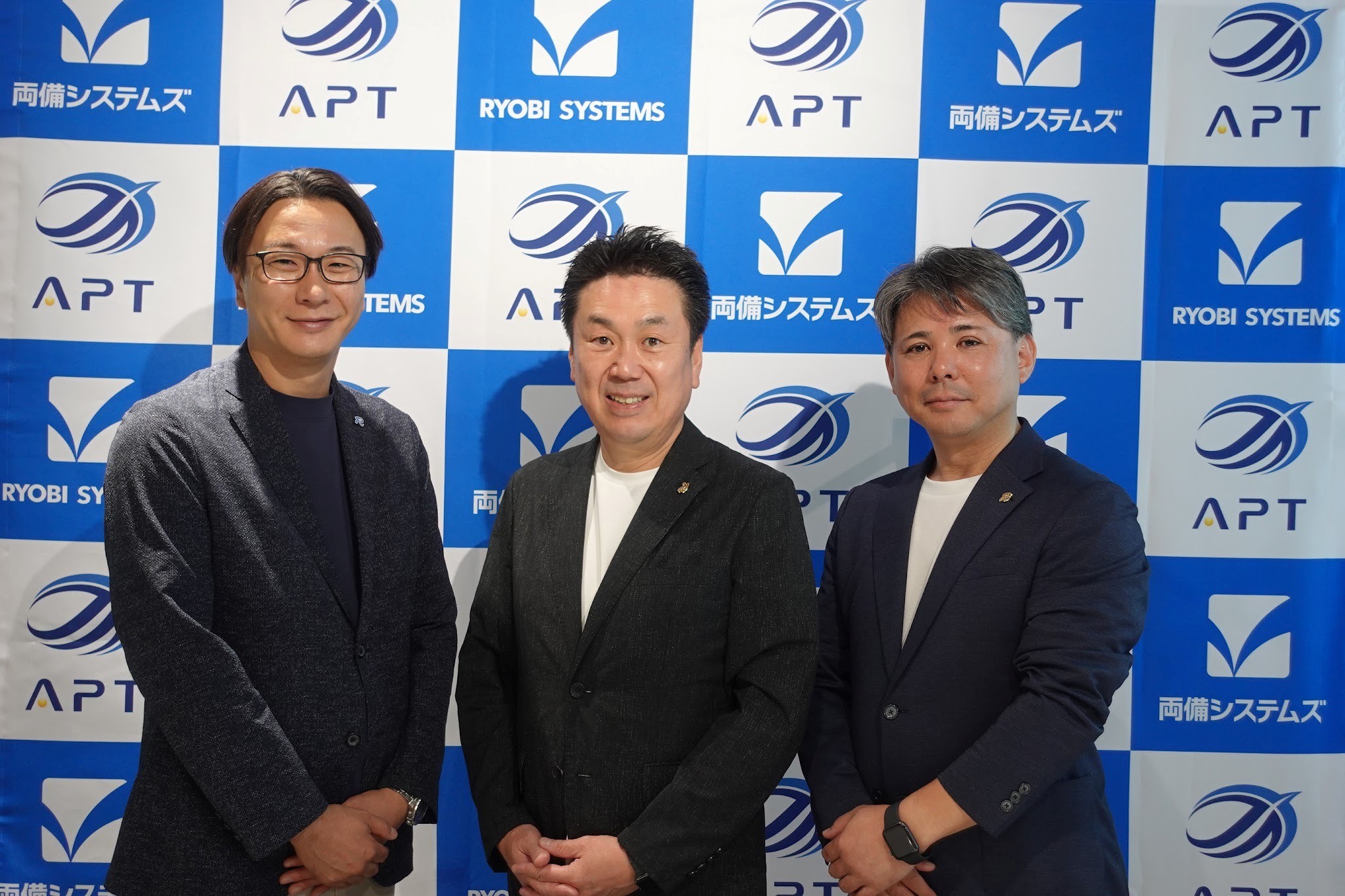 （左から）APTの井上社長、小野田COO、橋本執行役員