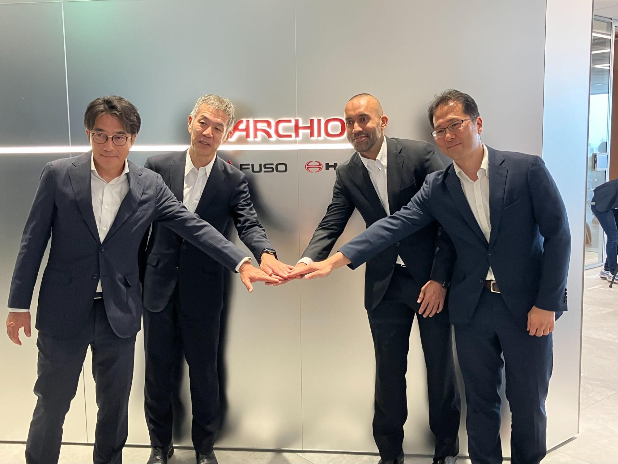 手を重ねる小木曽CTO（左から2人目）ら