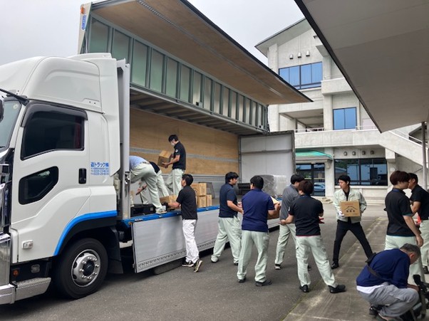 登米市石越町総合支所で支援物資を積み込む市の職員ら