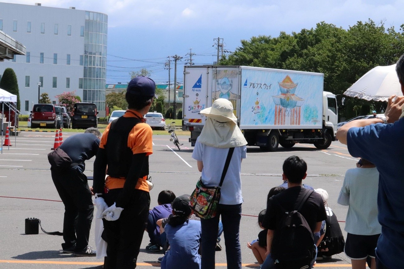 死角や内輪差など道路での危険性を再現