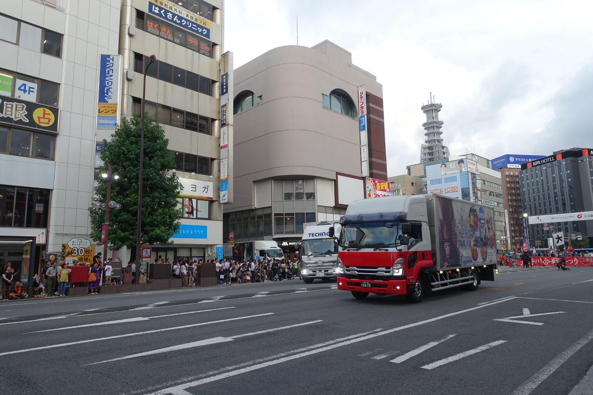 大分市近隣に本社を置く3社のトラックが走行