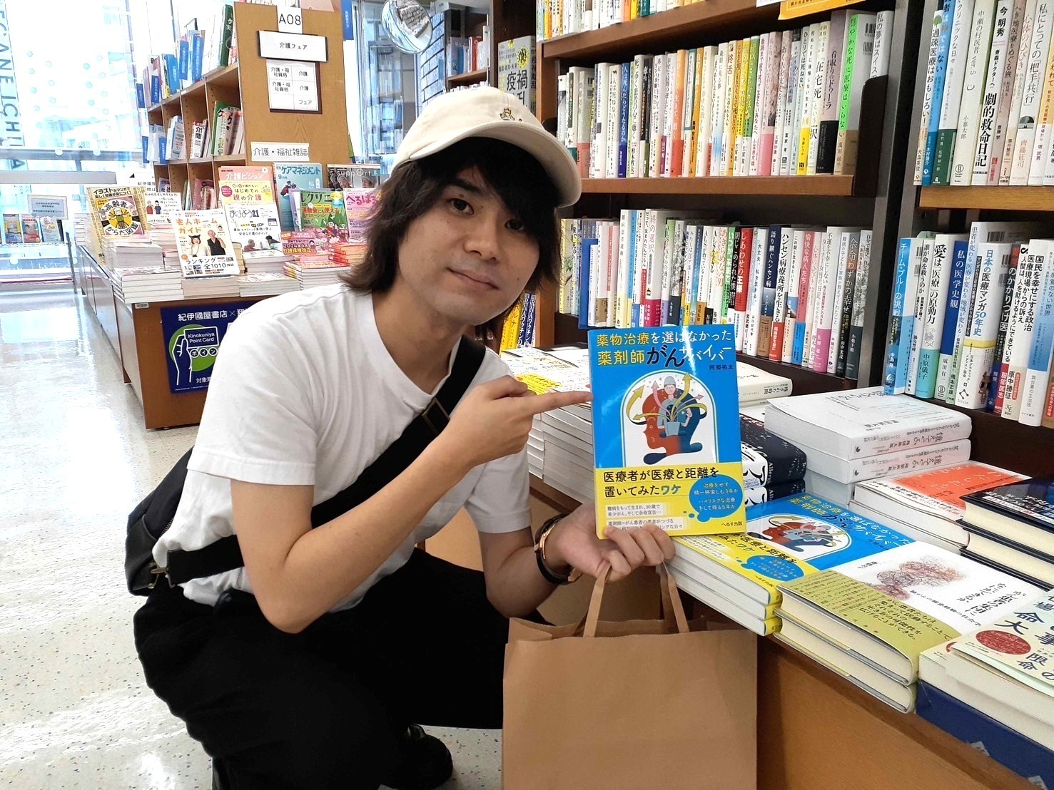紀伊國屋書店新宿本店で自身の著書を手にする祐太氏（撮影時34歳）